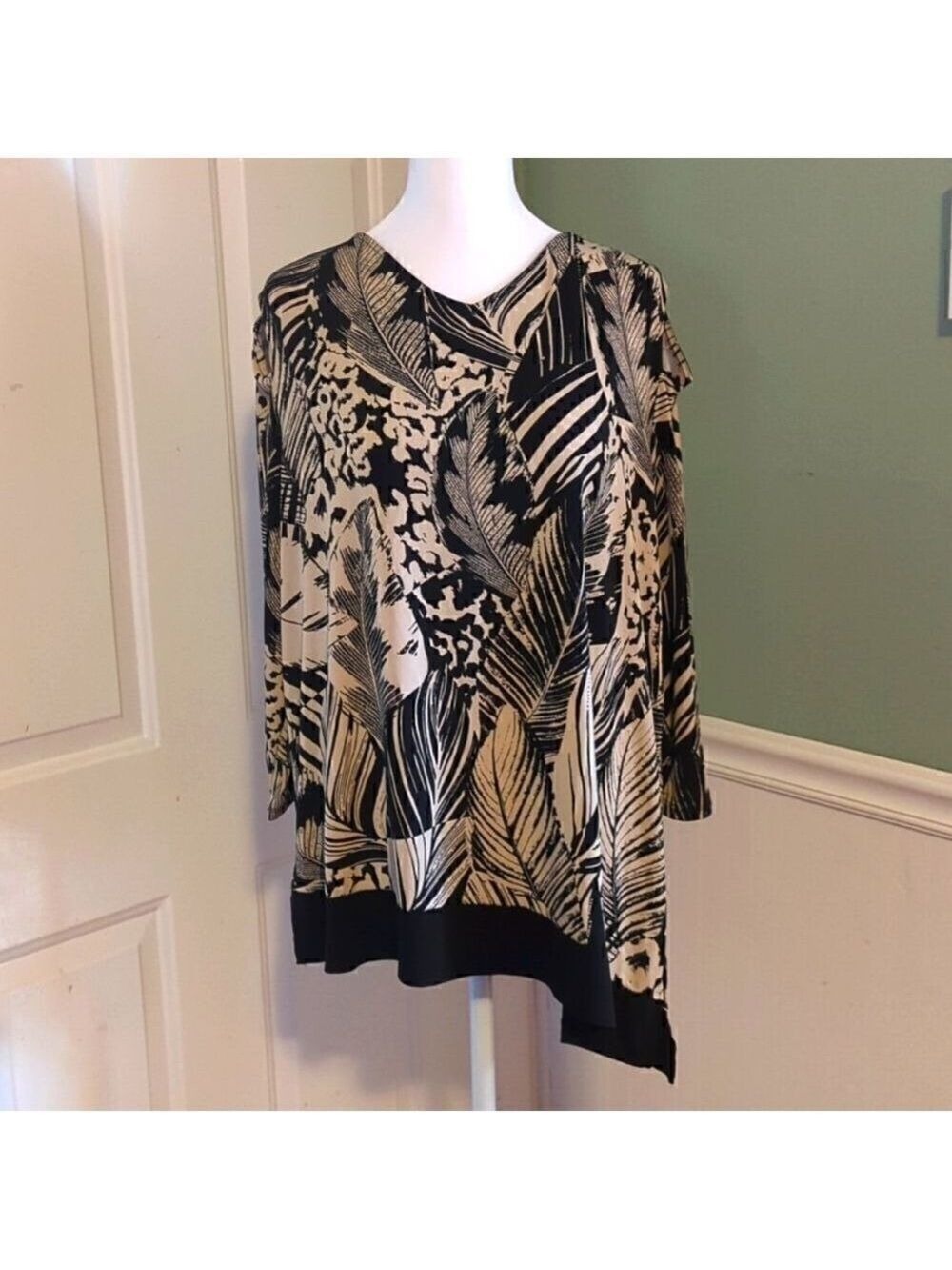 CHICO'S Tropical V-Neck Long Sleeve Shirt Size 3 Handkerchief Hem